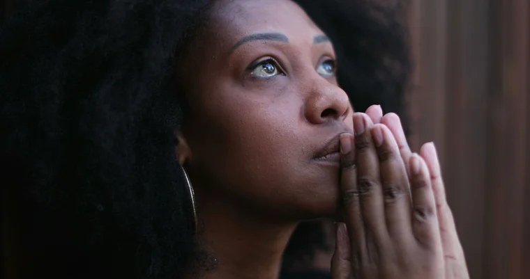 african american woman praying